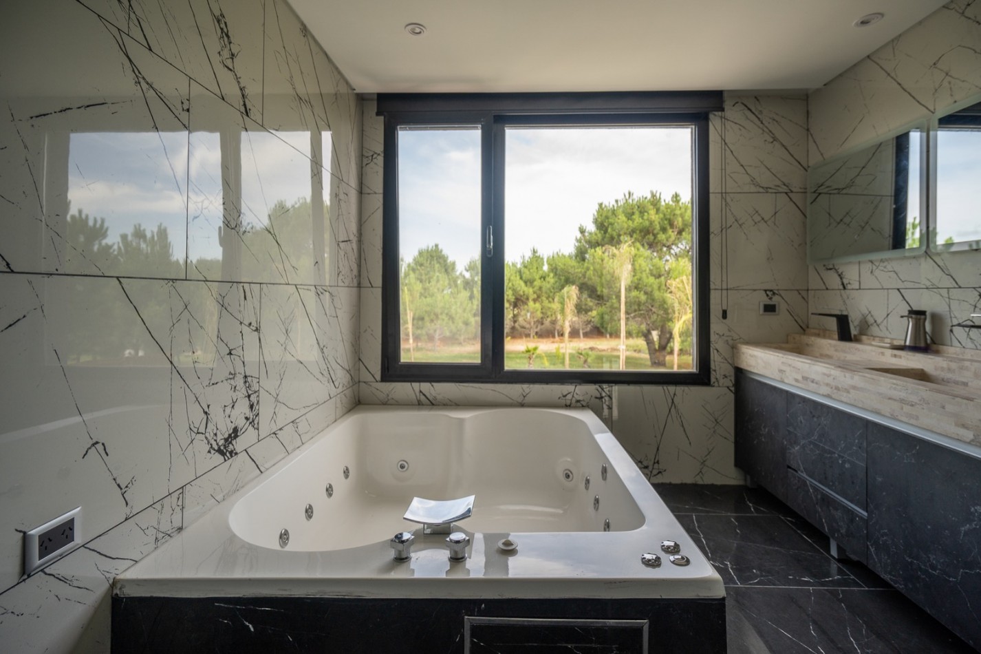 Casa en venta 7 ambientes - La Herradura - Espectacular